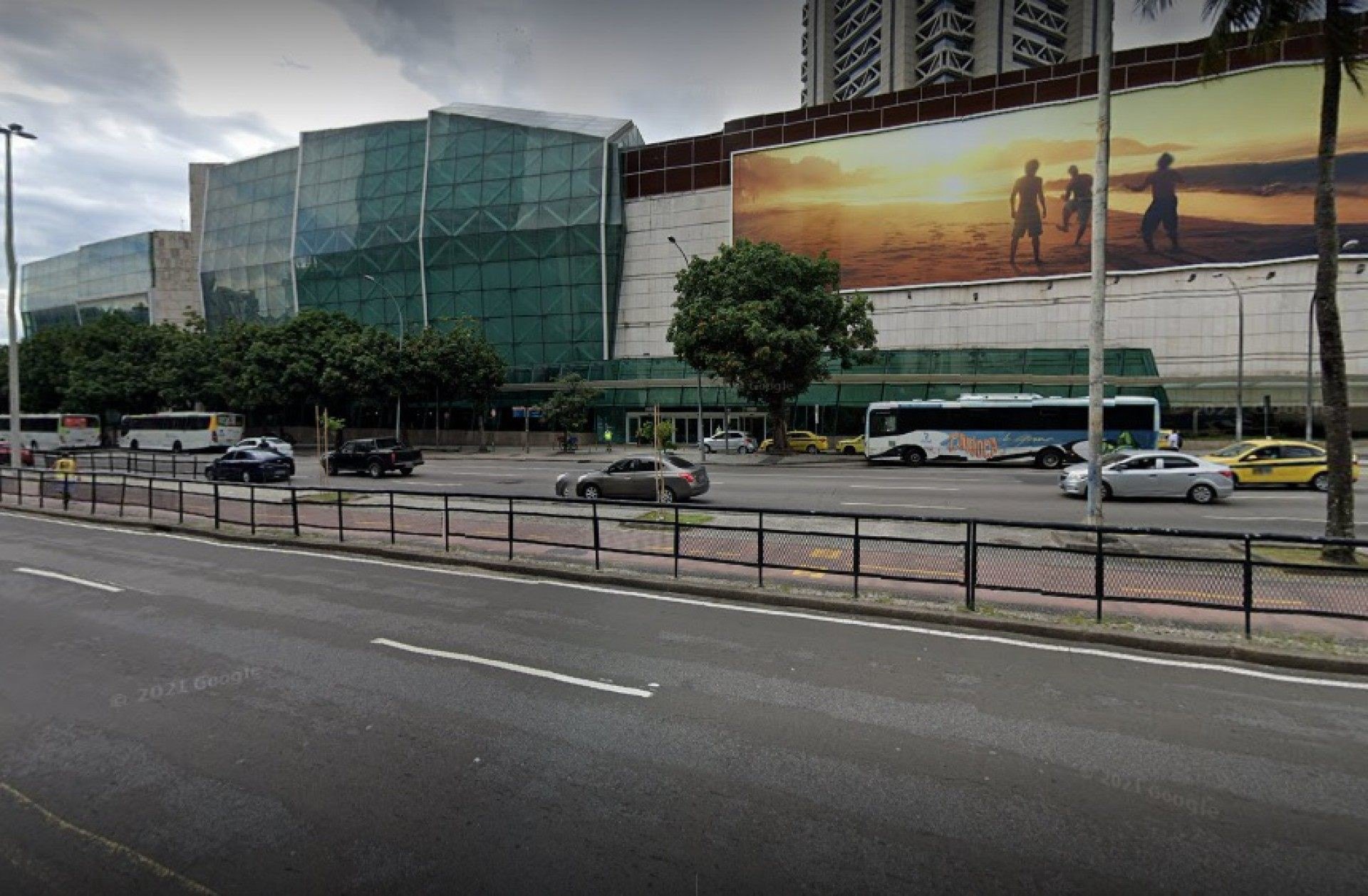 Norte-americano &eacute; espancado em shopping do Rio por reclamar de homem furando fila