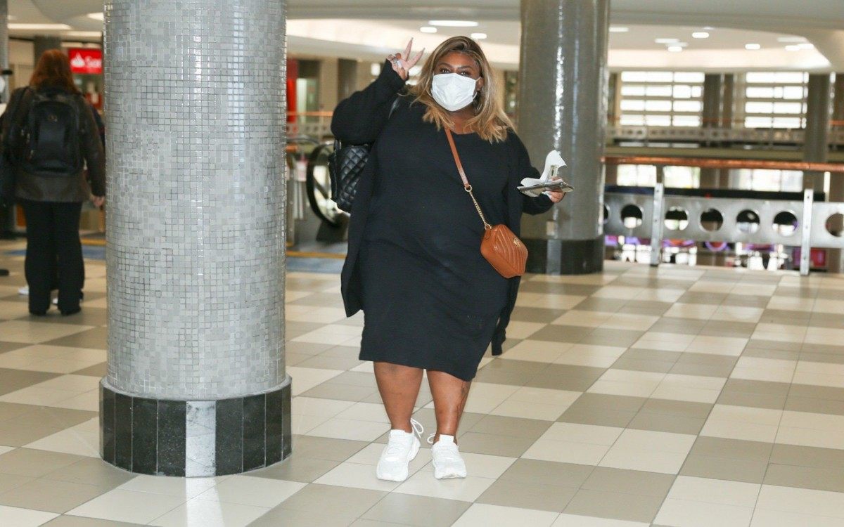 Jojo Todynho d&aacute; uma corridinha para n&atilde;o perder voo no Aeroporto de Congonhas, em S&atilde;o Paulo, na manh&atilde; desta sexta-feira