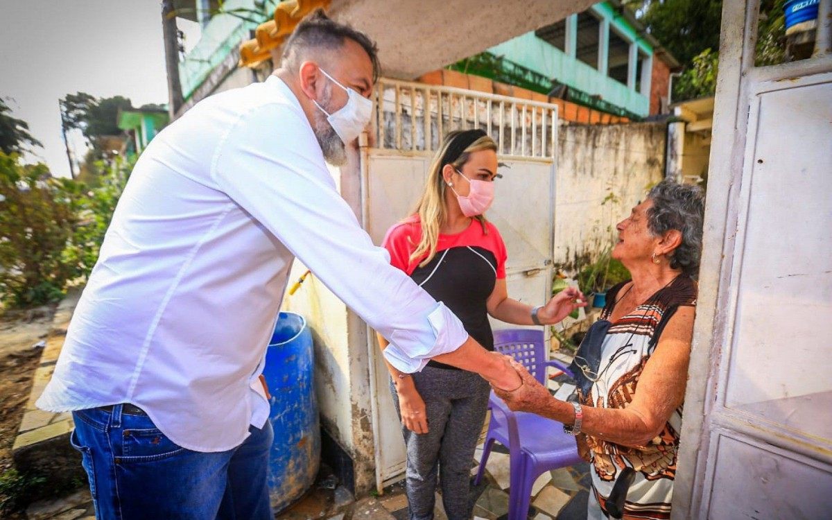 Em S&atilde;o Leopoldo, Marcio Canella e Daniela do Waguinho cumprimentaram moradores e destacaram a import&acirc;ncia da obra