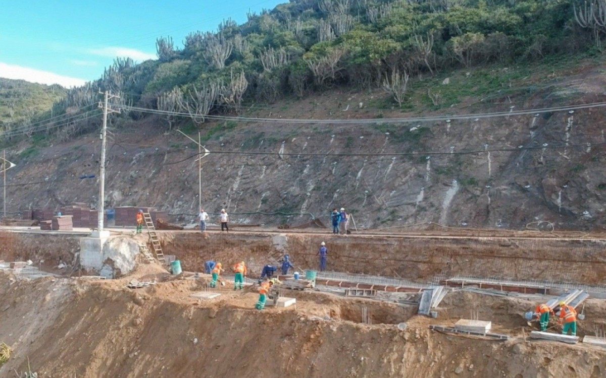 Obra de conten&ccedil;&atilde;o tem cerca de 240 metros de extens&atilde;o 