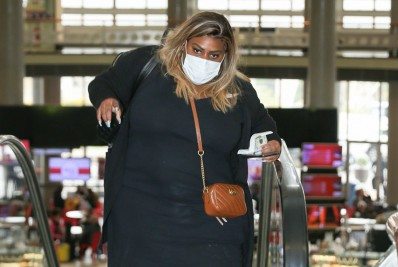 Jojo Todynho dá corridinha para não perder voo em aeroporto