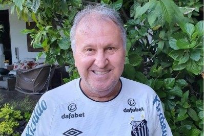 Eterno 10 da Gávea, Zico é presenteado com a camisa do Santos