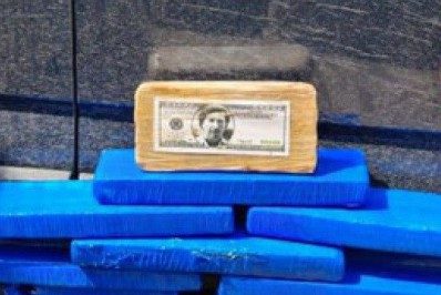 PRF apreende cocaína embalada em 'dólar' com rosto de Pablo Escobar