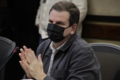 Paes promete rigor contra tumultos após praia no Rio: ‘Vai valer a letra da lei’