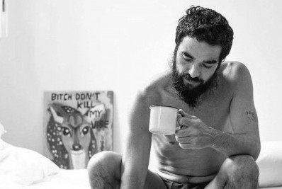 Caio Blat posa de cueca: 'Entre quatro paredes'