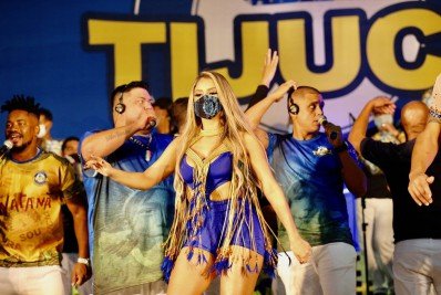Lexa mostra samba no pé em evento na quadra da Unidos da Tijuca