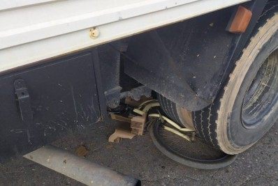 Jovem se arrasta para evitar ser atingida duas vezes por caminhão