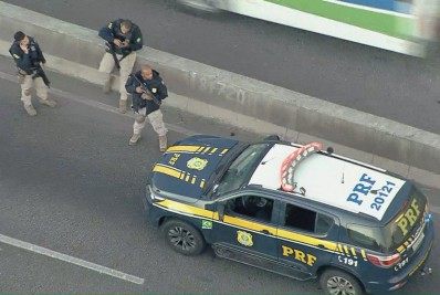 Carro da Polícia Rodoviária Federal é atingido por tiros na Avenida Brasil