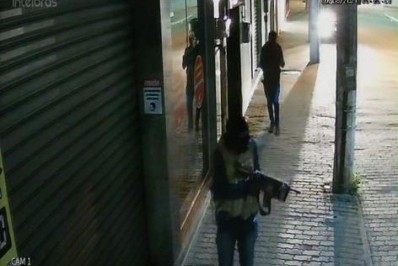 PM faz buscas na mata atrás de grupo que explodiu agência bancária em Cachoeiras de Macacu