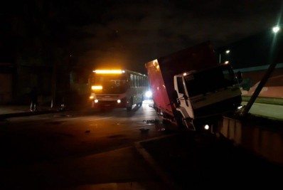 Caminhão sai da pista e fica preso na mureta, na Gamboa