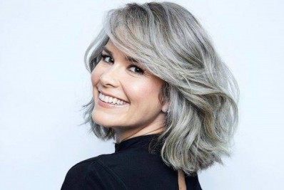 A liberdade em assumir os cabelos brancos