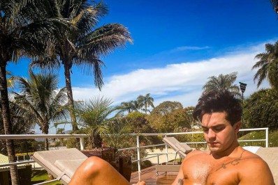 Luan Santana celebra sucesso de 'Morena' com clique só de cueca