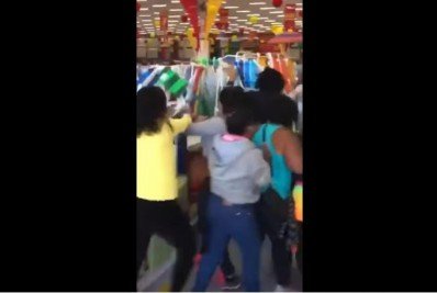 Inauguração de atacadão causa confusão e aglomeração em Itaboraí