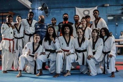 Técnico da seleção brasileira de Taekwondo retorna das Olimpíadas de Tóquio e é recebido com festa em Itaboraí