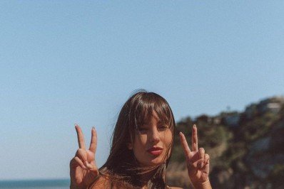 Fotos! De biquíni, Thaís Braz mostra corpão em praia