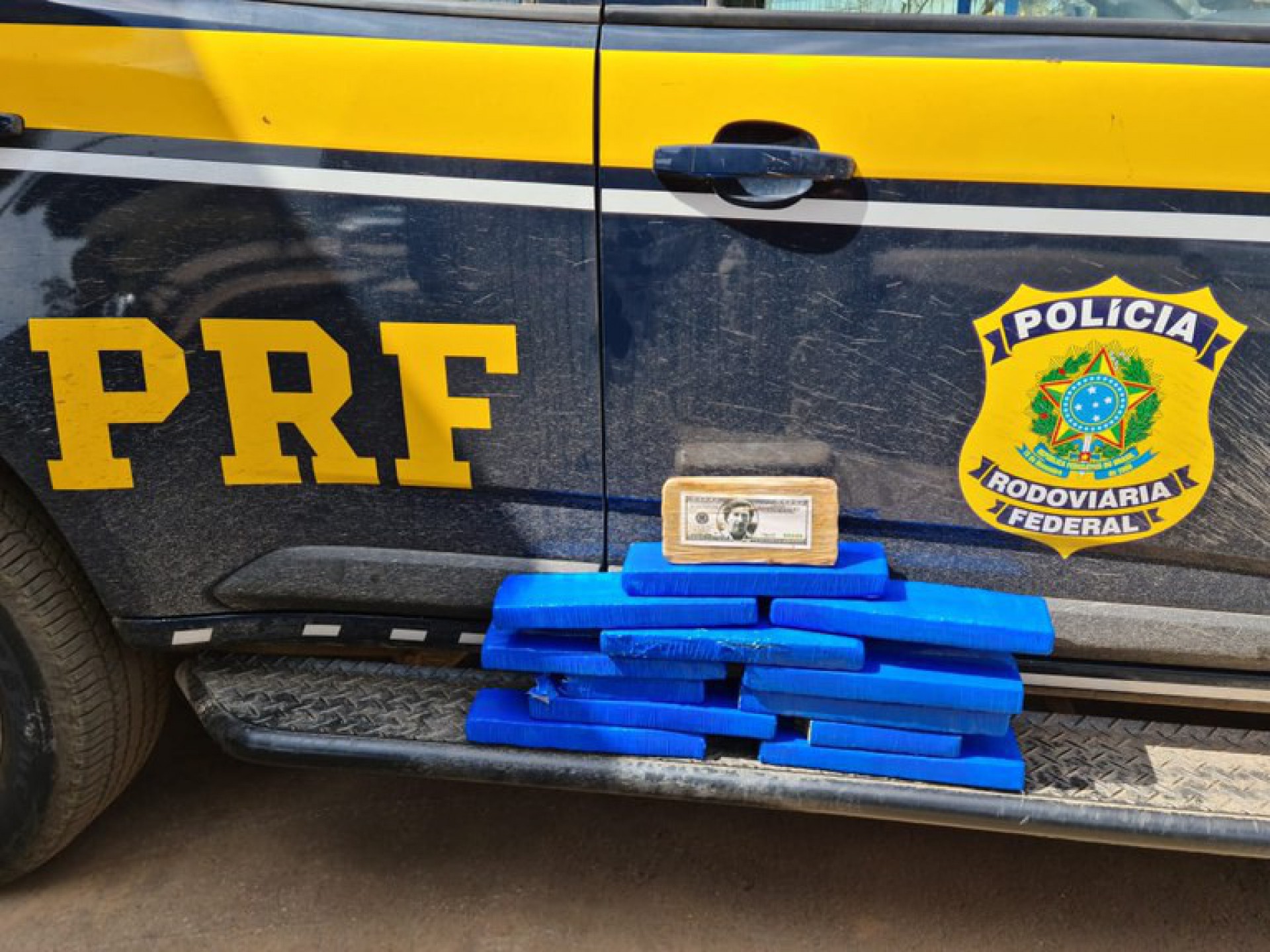 PRF apreende cocaína embalada em 'dólar' com rosto de Pablo Escobar