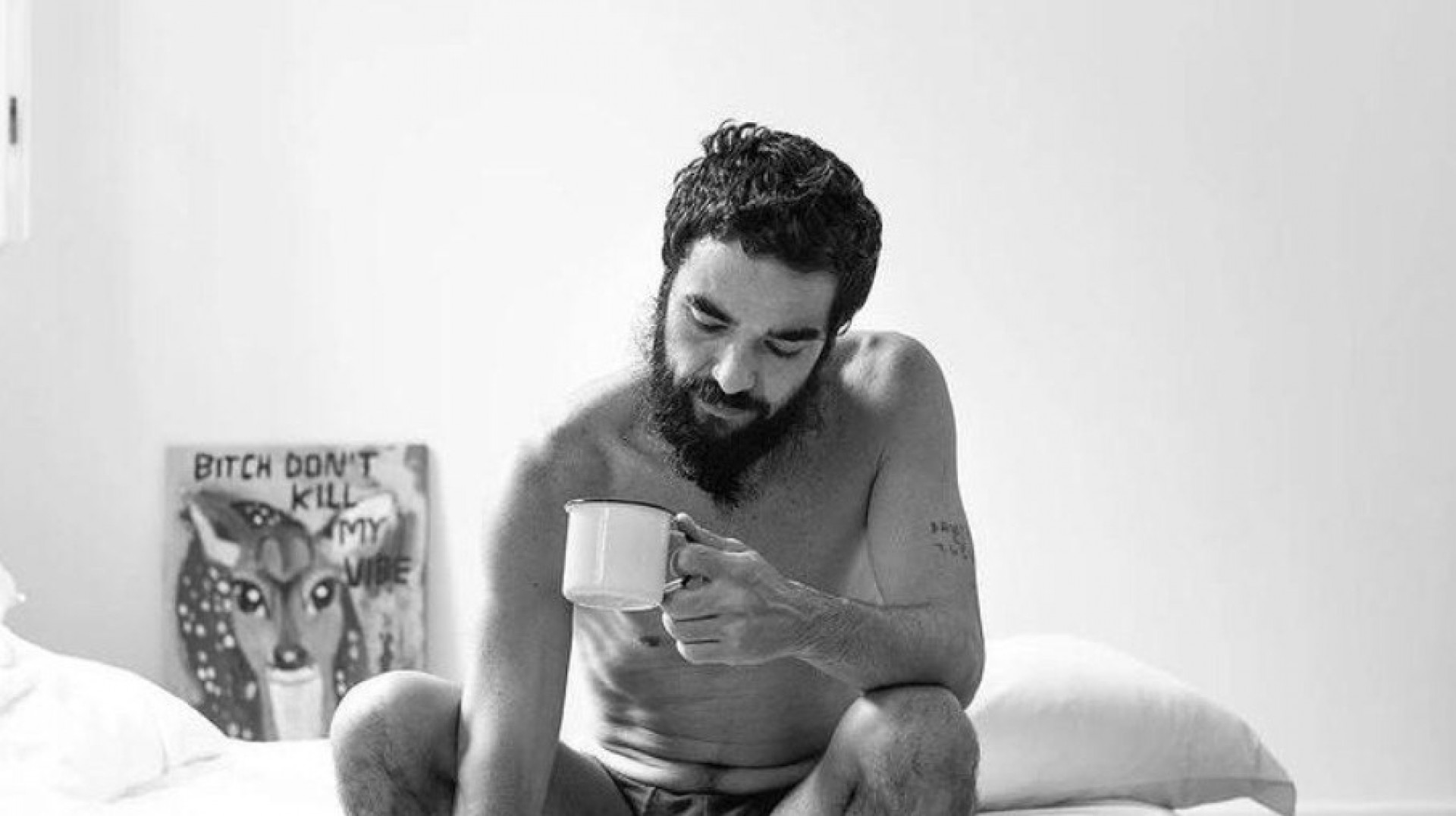 Caio Blat posa de cueca e provoca seguidores: 'Entre quatro paredes' - Reprodução Internet