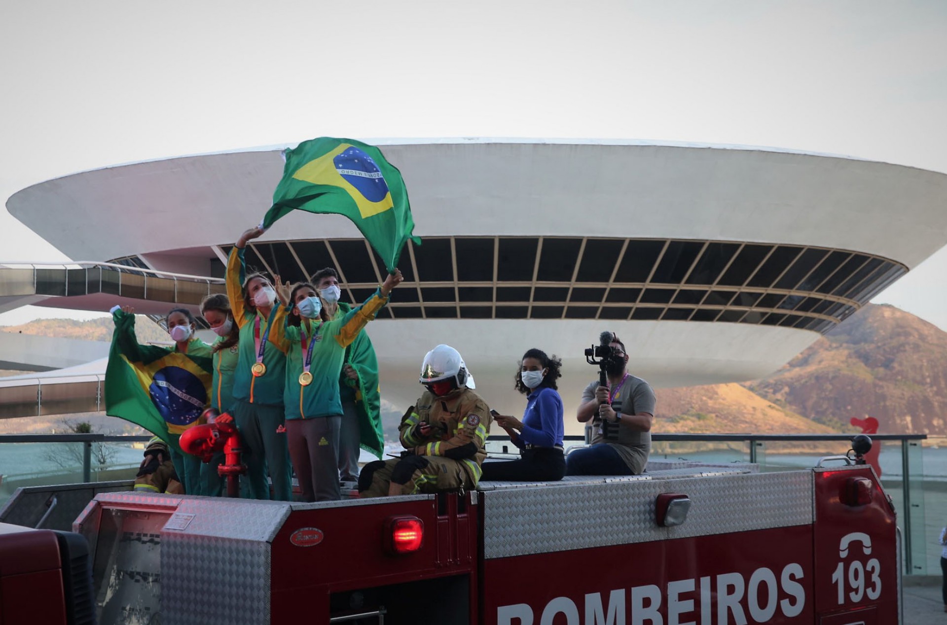 Martine Grael e Kahena Kunze foram recebidas com festa em Niter&oacute;i, onde desfilaram no caminh&atilde;o do Corpo de Bombeiros - Cl&eacute;ber Mendes