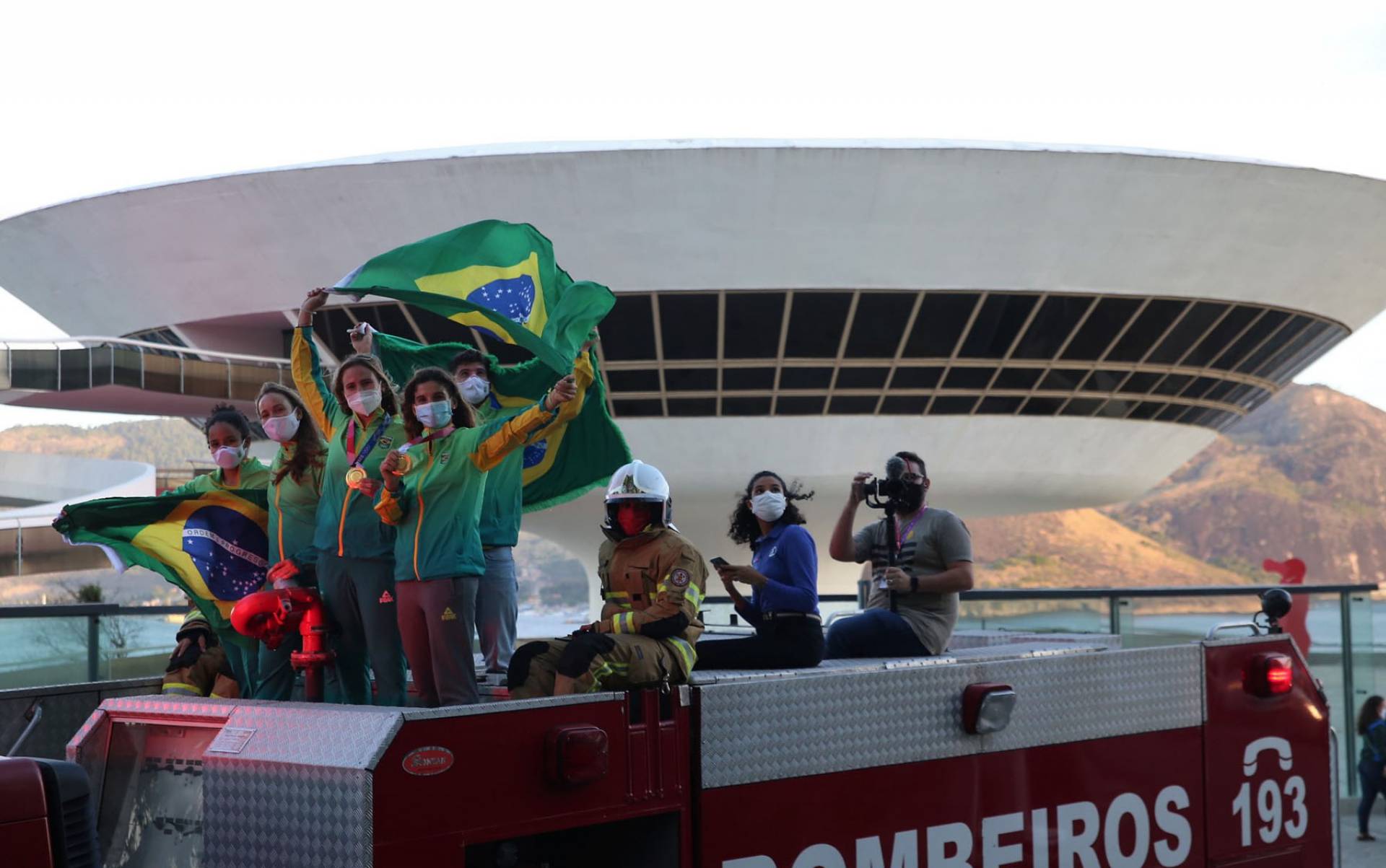 Rio,05/08/2021-NITEROI,campeas olimpicas que conquistaram o ouro na vela em Tokio,, desfilaram em carro aberto pelas ruas de Niteroi. na foto,Martine Grael e Kahena Kunze.Foto: Cleber Mendes/Agência O Dia - Cléber Mendes