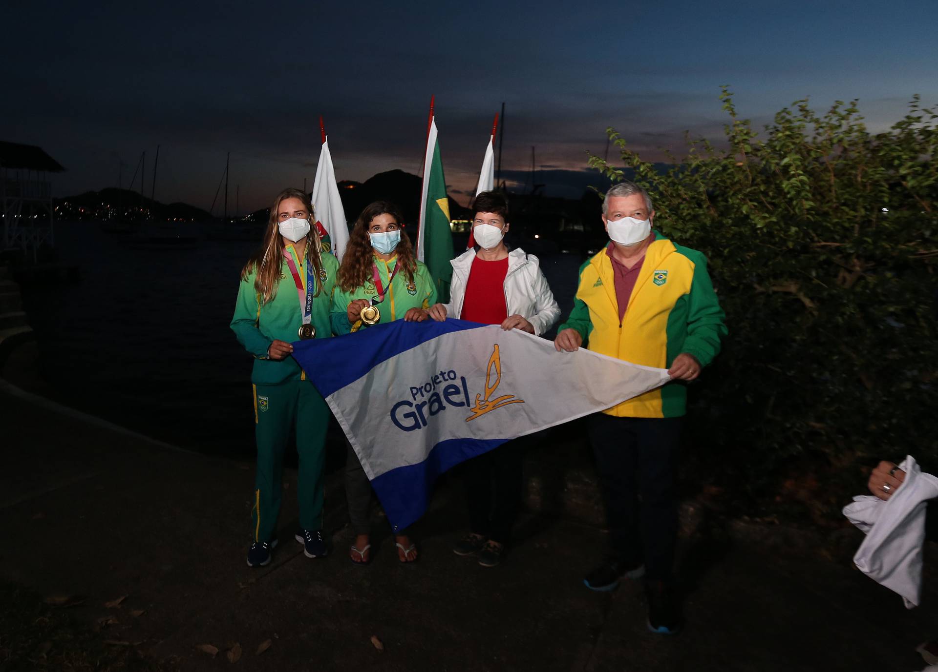Rio,05/08/2021-NITEROI,campeas olimpicas que conquistaram o ouro na vela em Tokio,, desfilaram em carro aberto pelas ruas de Niteroi. na foto,Martine Grael e Kahena Kunze.Foto: Cleber Mendes/Agência O Dia - Cléber Mendes