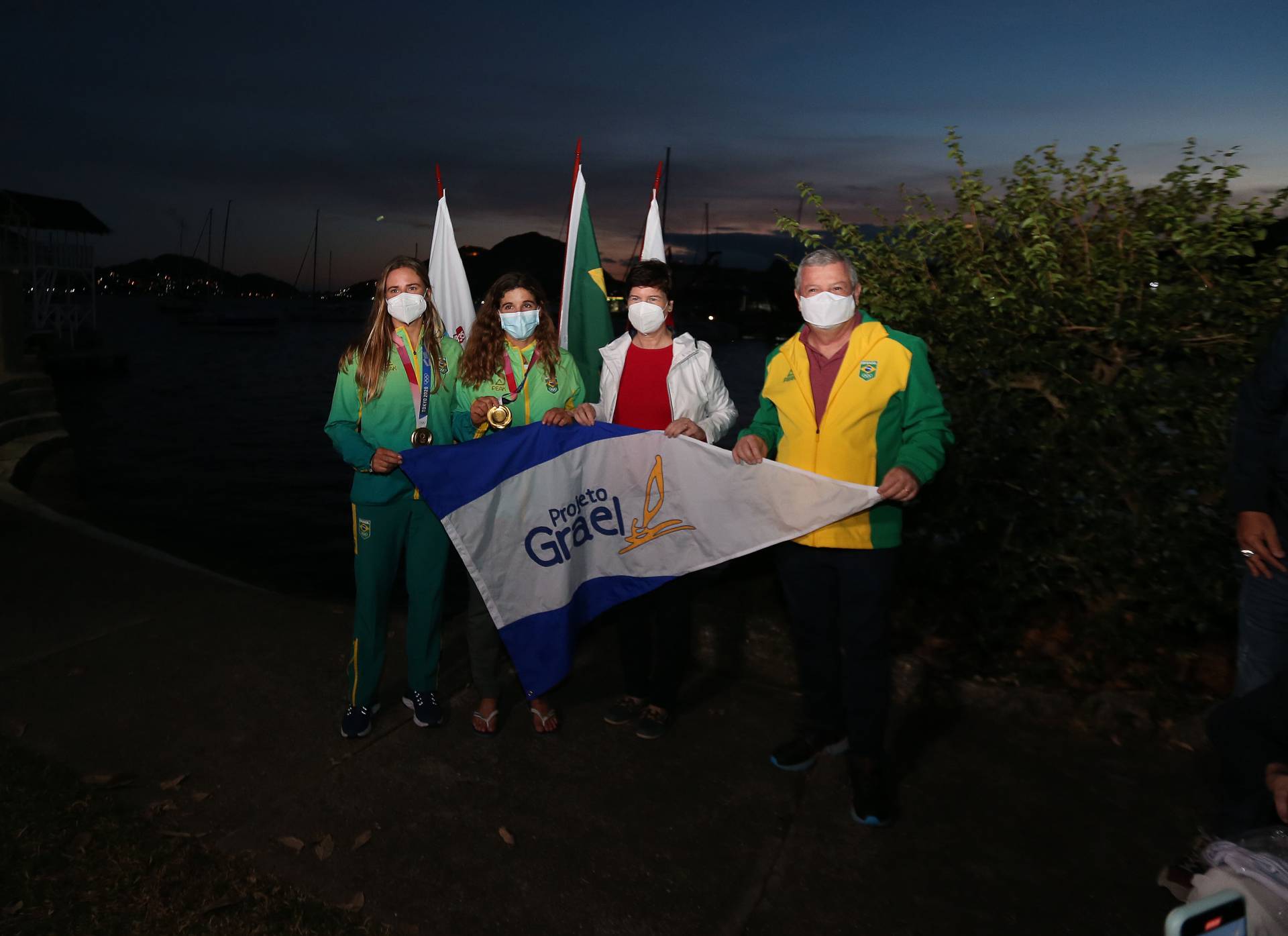 Rio,05/08/2021-NITEROI,campeas olimpicas que conquistaram o ouro na vela em Tokio,, desfilaram em carro aberto pelas ruas de Niteroi. na foto,Martine Grael e Kahena Kunze.Foto: Cleber Mendes/Agência O Dia - Cléber Mendes