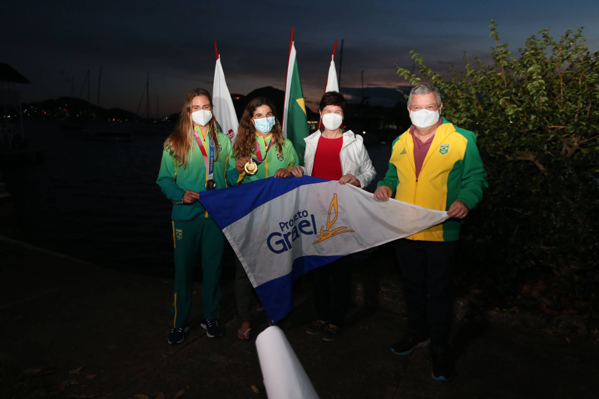 Rio,05/08/2021-NITEROI,campeas olimpicas que conquistaram o ouro na vela em Tokio,, desfilaram em carro aberto pelas ruas de Niteroi. na foto,Martine Grael e Kahena Kunze.Foto: Cleber Mendes/Agência O Dia - Cléber Mendes