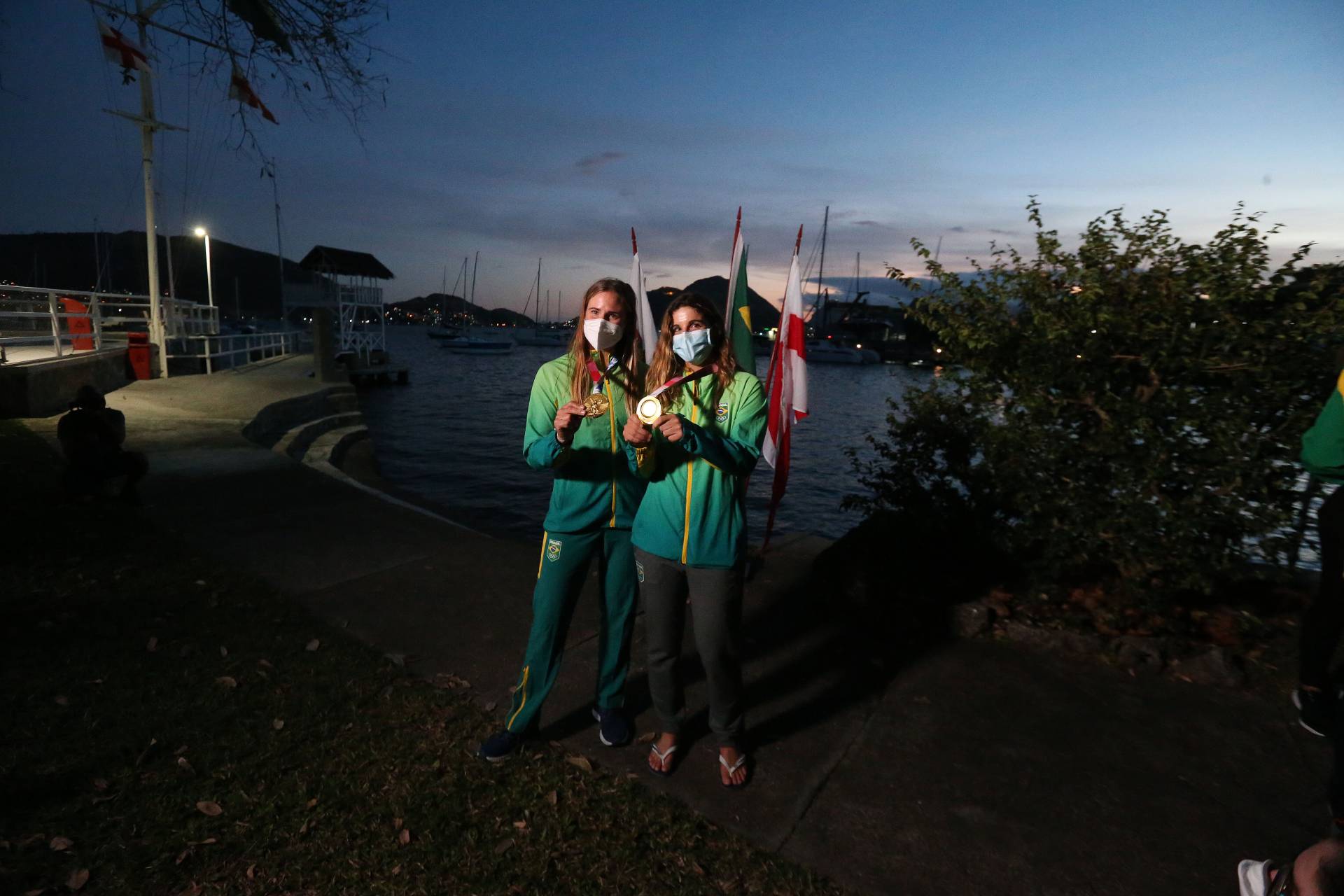 Rio,05/08/2021-NITEROI,campeas olimpicas que conquistaram o ouro na vela em Tokio,, desfilaram em carro aberto pelas ruas de Niteroi. na foto,Martine Grael e Kahena Kunze.Foto: Cleber Mendes/Agência O Dia - Cléber Mendes