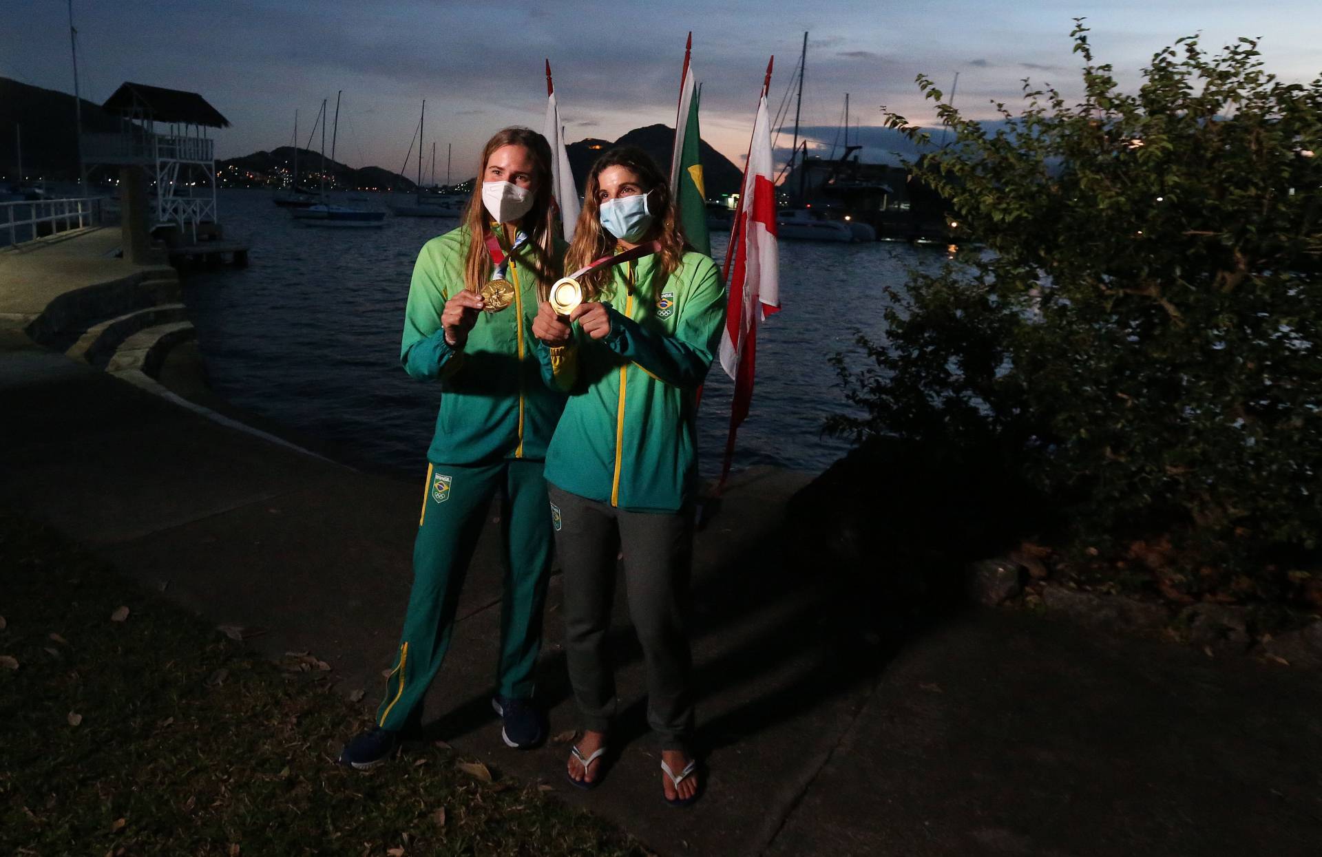Rio,05/08/2021-NITEROI,campeas olimpicas que conquistaram o ouro na vela em Tokio,, desfilaram em carro aberto pelas ruas de Niteroi. na foto,Martine Grael e Kahena Kunze.Foto: Cleber Mendes/Agência O Dia - Cléber Mendes