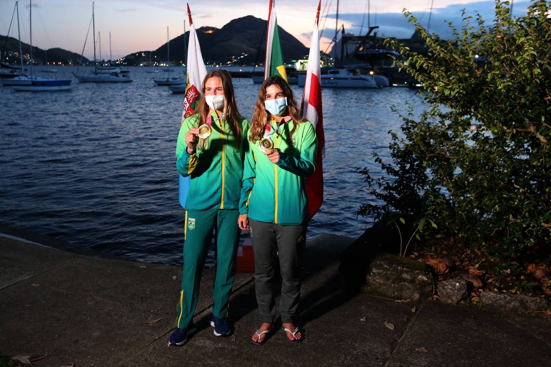 Rio,05/08/2021-NITEROI,campeas olimpicas que conquistaram o ouro na vela em Tokio,, desfilaram em carro aberto pelas ruas de Niteroi. na foto,Martine Grael e Kahena Kunze.Foto: Cleber Mendes/Agência O Dia - Cléber Mendes