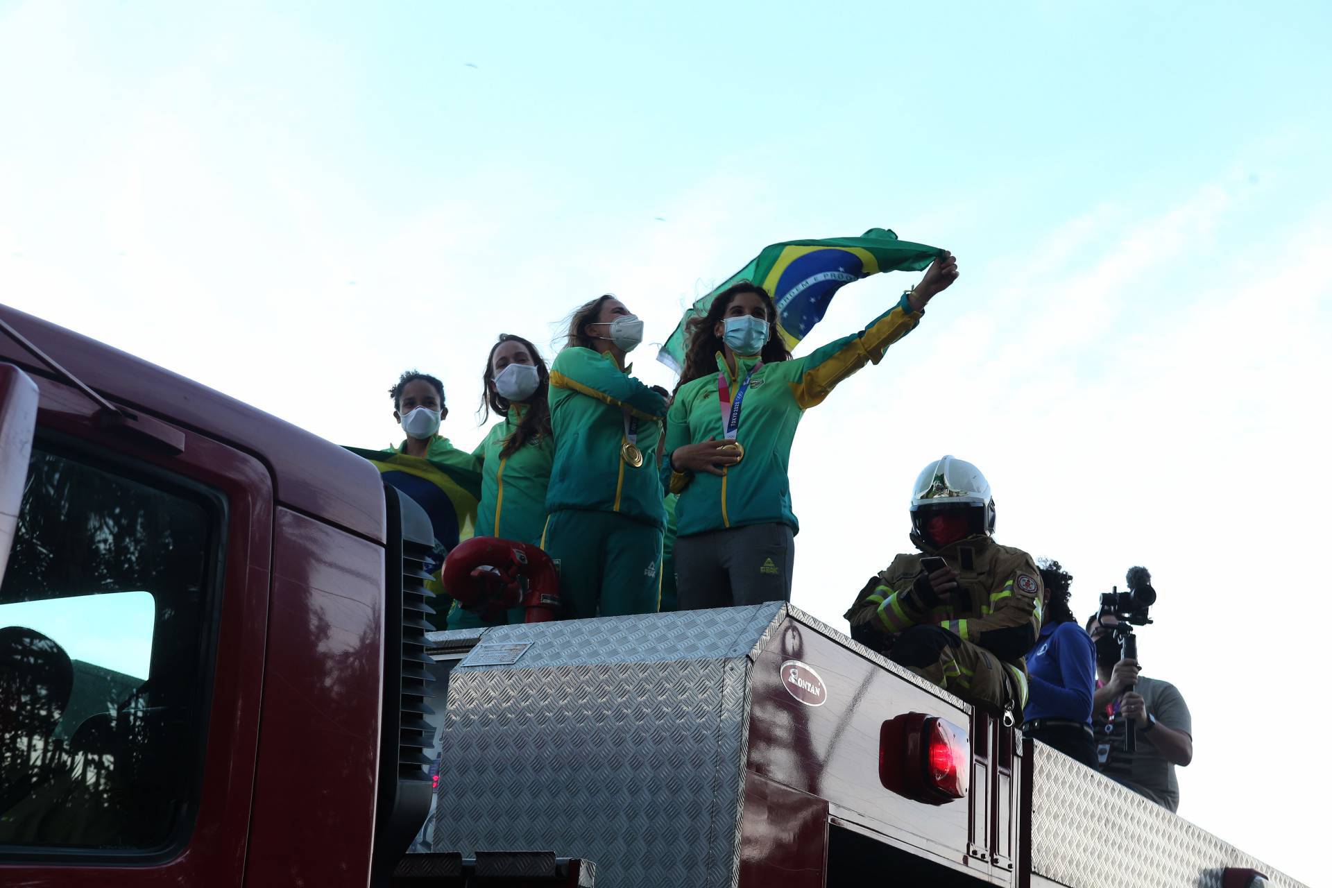 Rio,05/08/2021-NITEROI,campeas olimpicas que conquistaram o ouro na vela em Tokio,, desfilaram em carro aberto pelas ruas de Niteroi. na foto,Martine Grael e Kahena Kunze.Foto: Cleber Mendes/Agência O Dia - Cléber Mendes