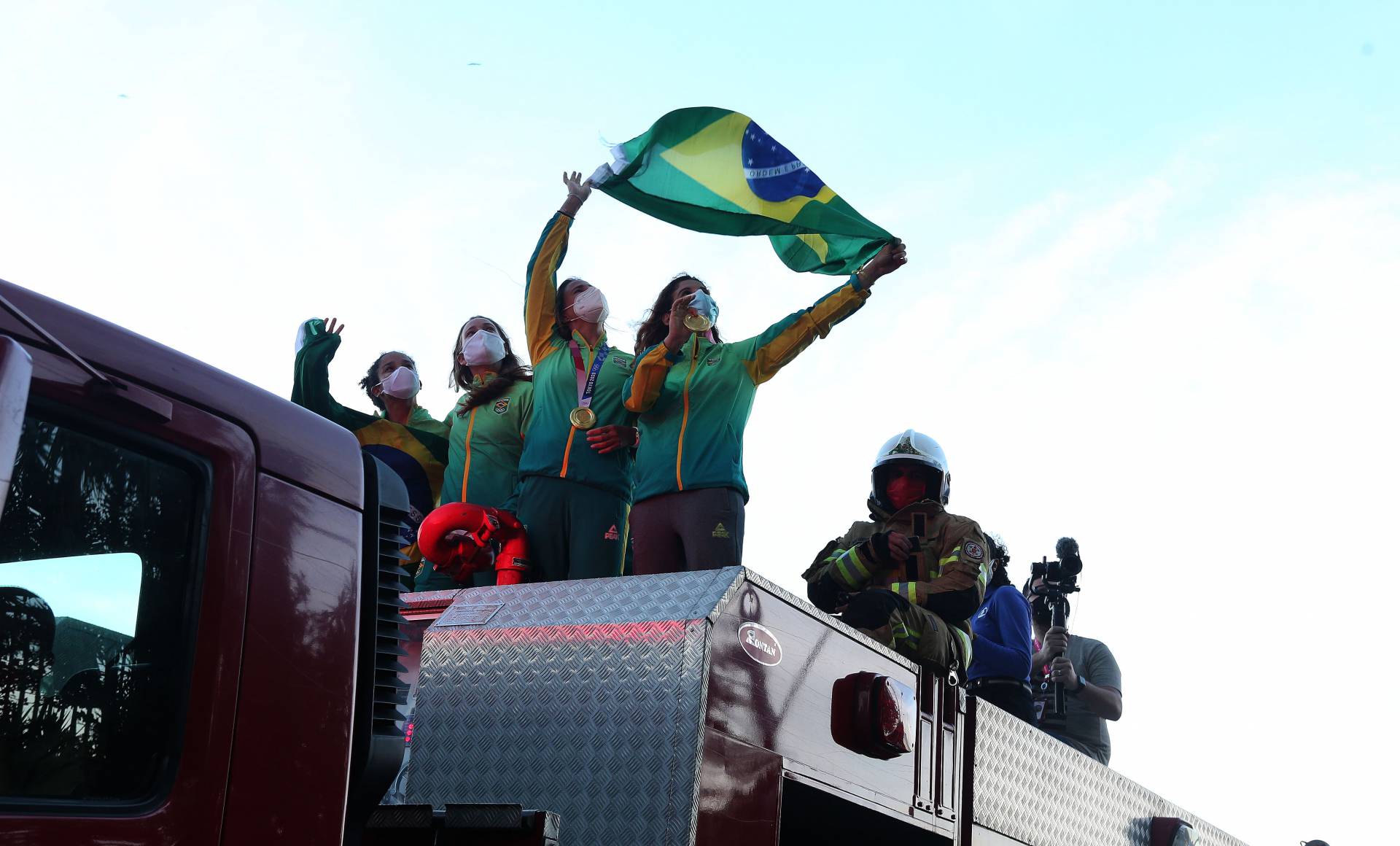 Rio,05/08/2021-NITEROI,campeas olimpicas que conquistaram o ouro na vela em Tokio,, desfilaram em carro aberto pelas ruas de Niteroi. na foto,Martine Grael e Kahena Kunze.Foto: Cleber Mendes/Agência O Dia - Cléber Mendes