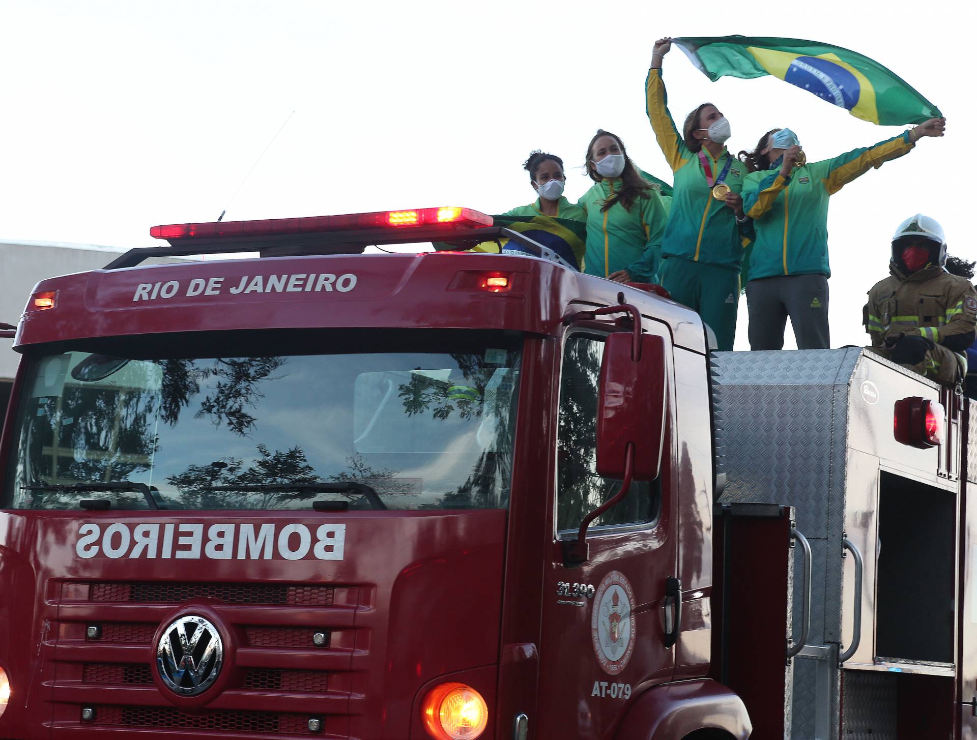 Rio,05/08/2021-NITEROI,campeas olimpicas que conquistaram o ouro na vela em Tokio,, desfilaram em carro aberto pelas ruas de Niteroi. na foto,Martine Grael e Kahena Kunze.Foto: Cleber Mendes/Agência O Dia - Cléber Mendes
