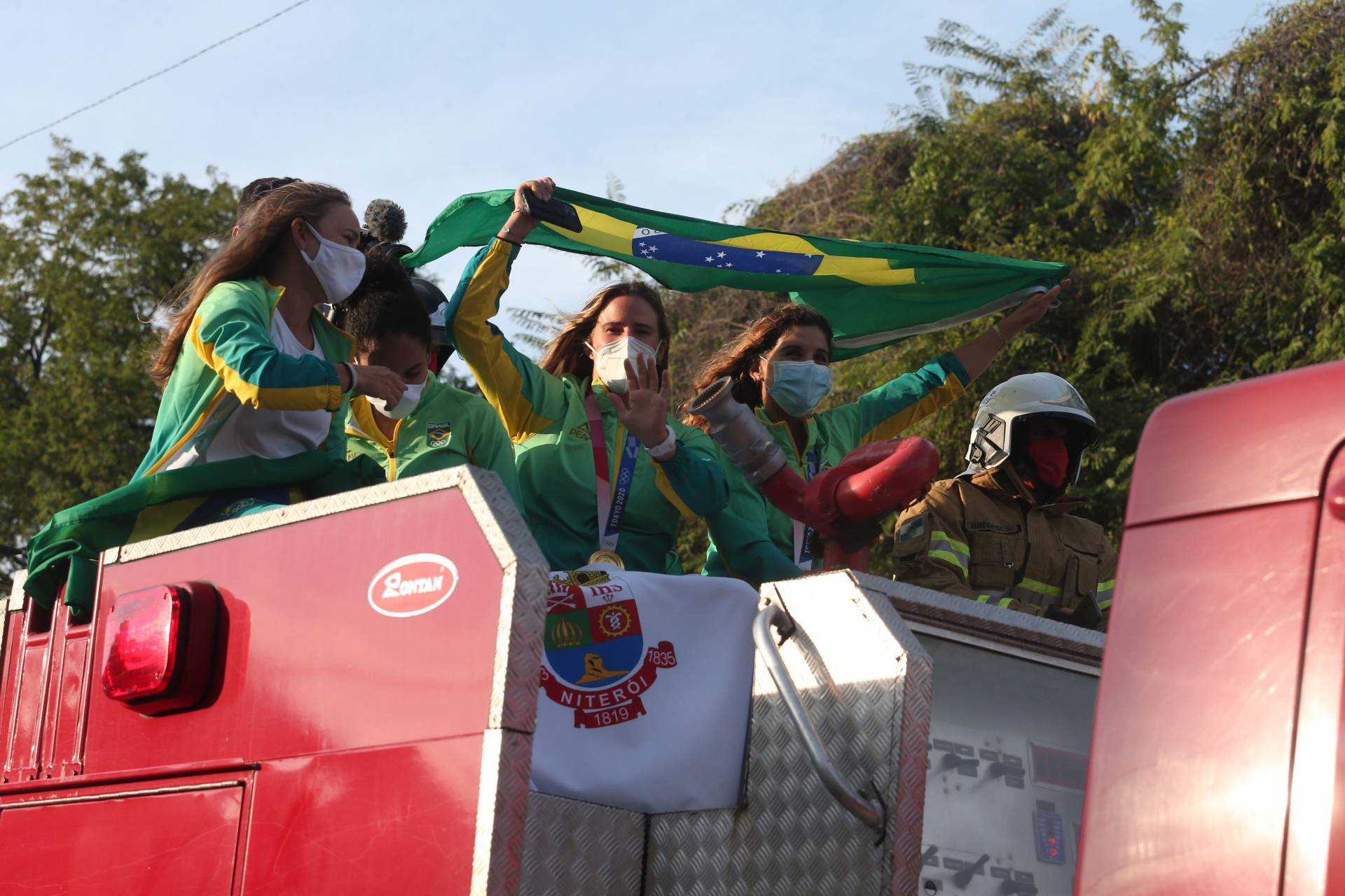 Rio,05/08/2021-NITEROI,campeas olimpicas que conquistaram o ouro na vela em Tokio,, desfilaram em carro aberto pelas ruas de Niteroi. na foto,Martine Grael e Kahena Kunze.Foto: Cleber Mendes/Agência O Dia - Cléber Mendes