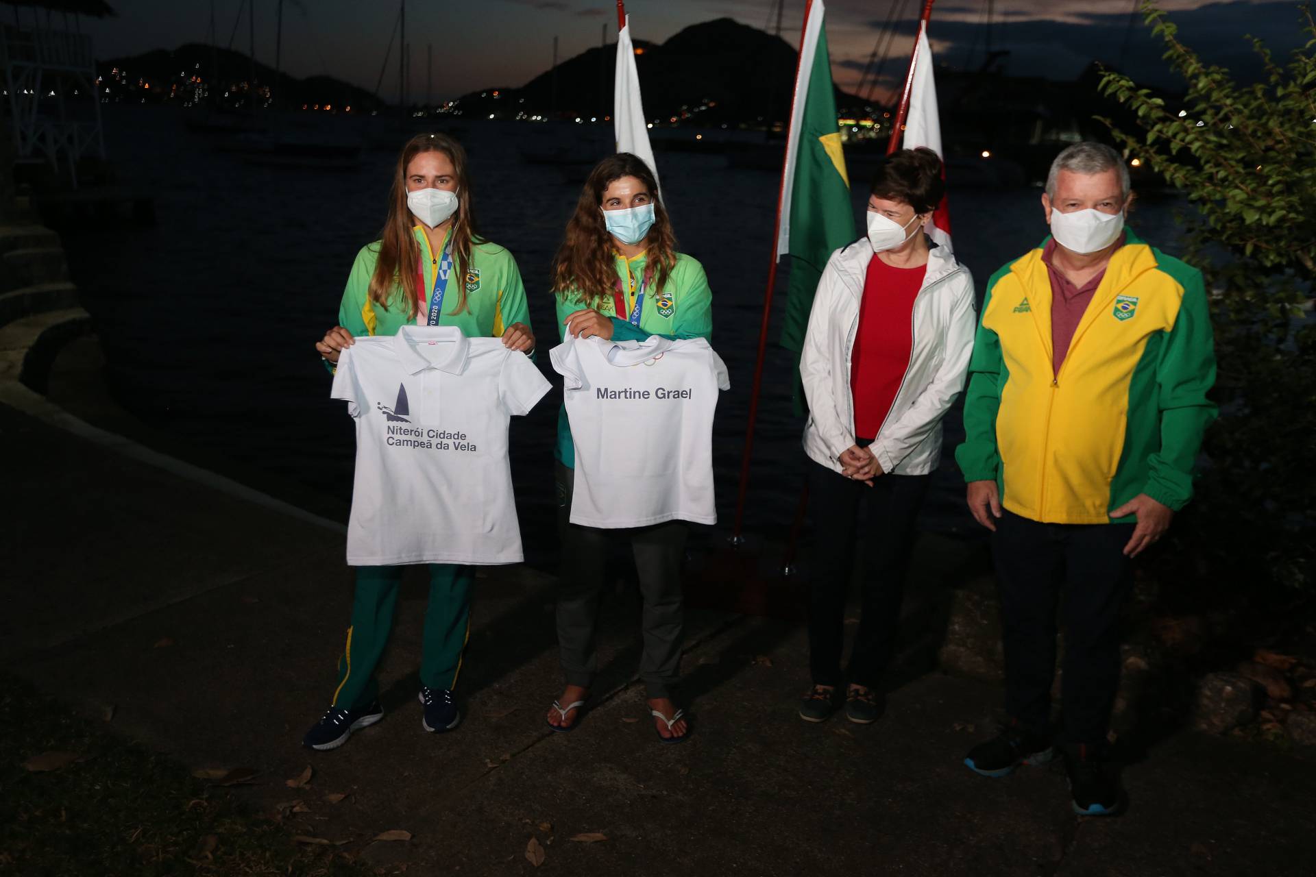 Rio,05/08/2021-NITEROI,campeas olimpicas que conquistaram o ouro na vela em Tokio,, desfilaram em carro aberto pelas ruas de Niteroi. na foto,Martine Grael e Kahena Kunze.Foto: Cleber Mendes/Agência O Dia - Cléber Mendes