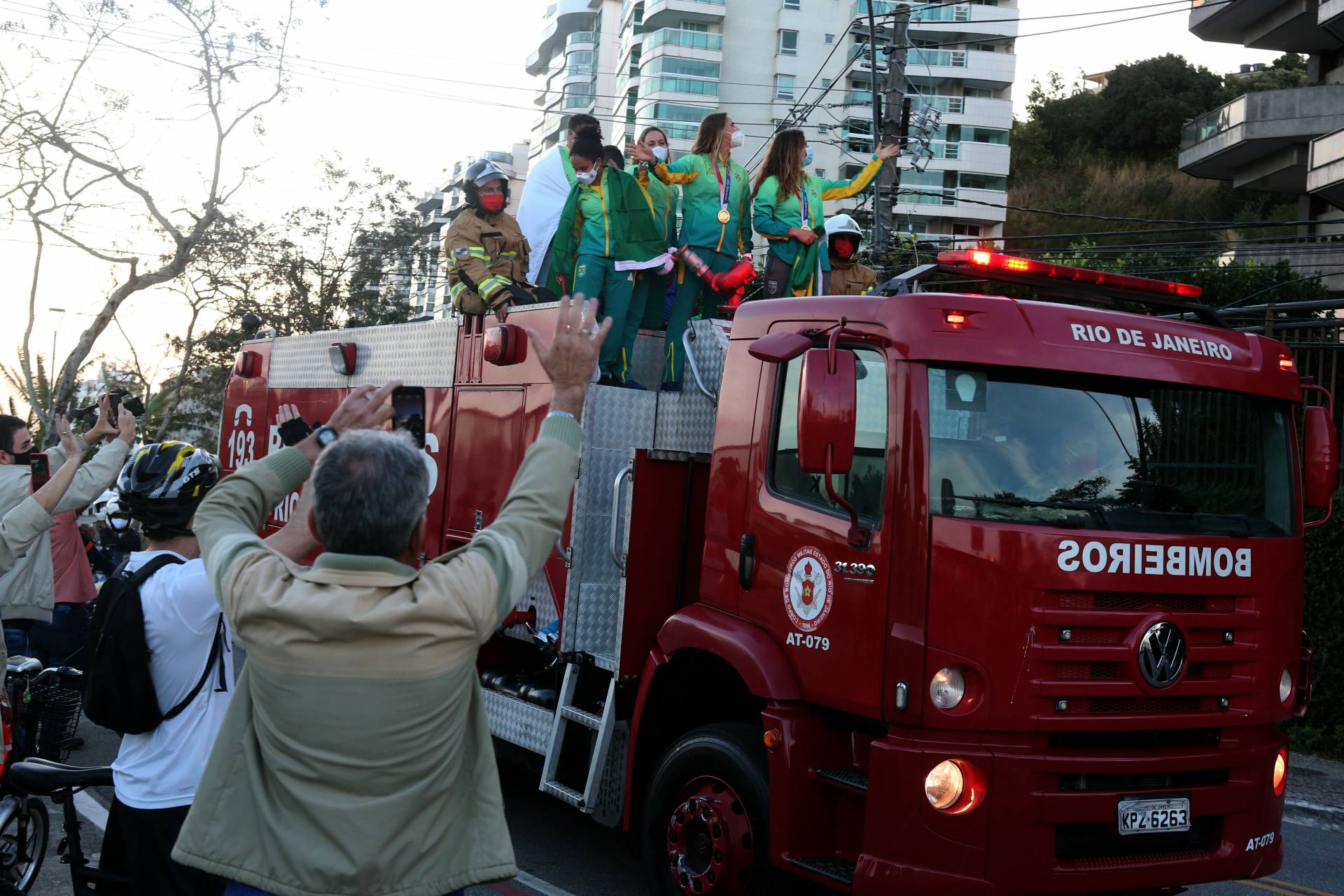 Rio,05/08/2021-NITEROI,campeas olimpicas que conquistaram o ouro na vela em Tokio,, desfilaram em carro aberto pelas ruas de Niteroi. na foto,Martine Grael e Kahena Kunze.Foto: Cleber Mendes/Agência O Dia - Cléber Mendes