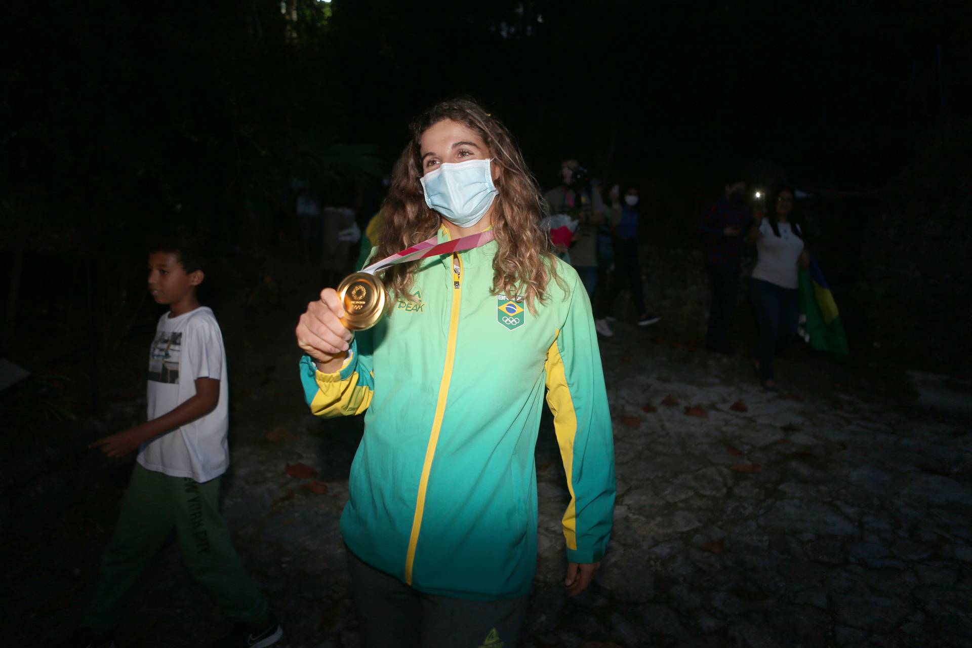 Rio,05/08/2021-NITEROI,campeas olimpicas que conquistaram o ouro na vela em Tokio,, desfilaram em carro aberto pelas ruas de Niteroi. na foto,Martine Grael e Kahena Kunze.Foto: Cleber Mendes/Agência O Dia - Cléber Mendes