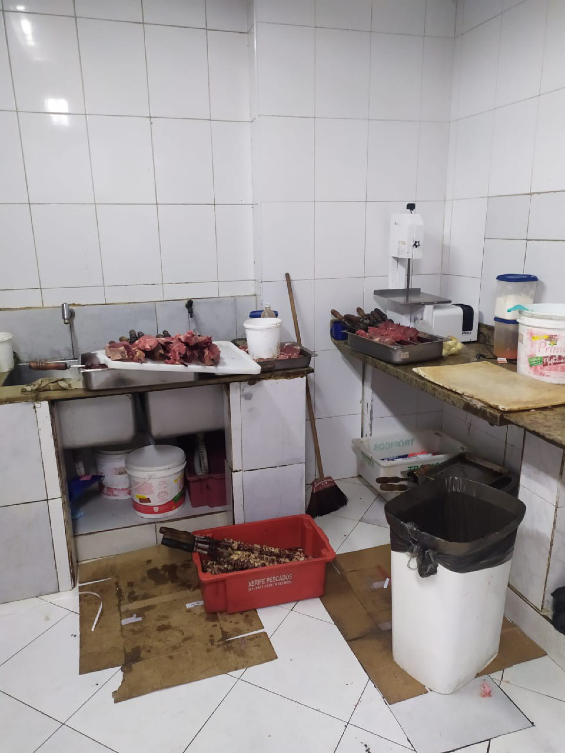 Foram descartados cerca de 98 kg de alimentos impróprios para consumo - Divulgação