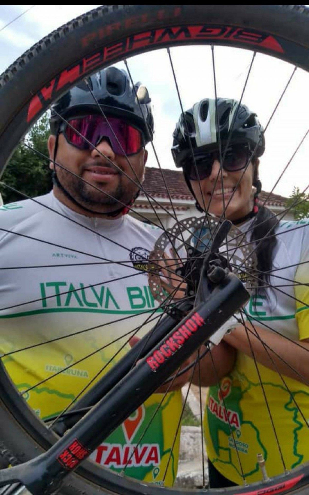 Israel Pimenta e a esposa Lili R. Bustilho Pimenta Cordeiro no primeiro percurso da jornalista. 
