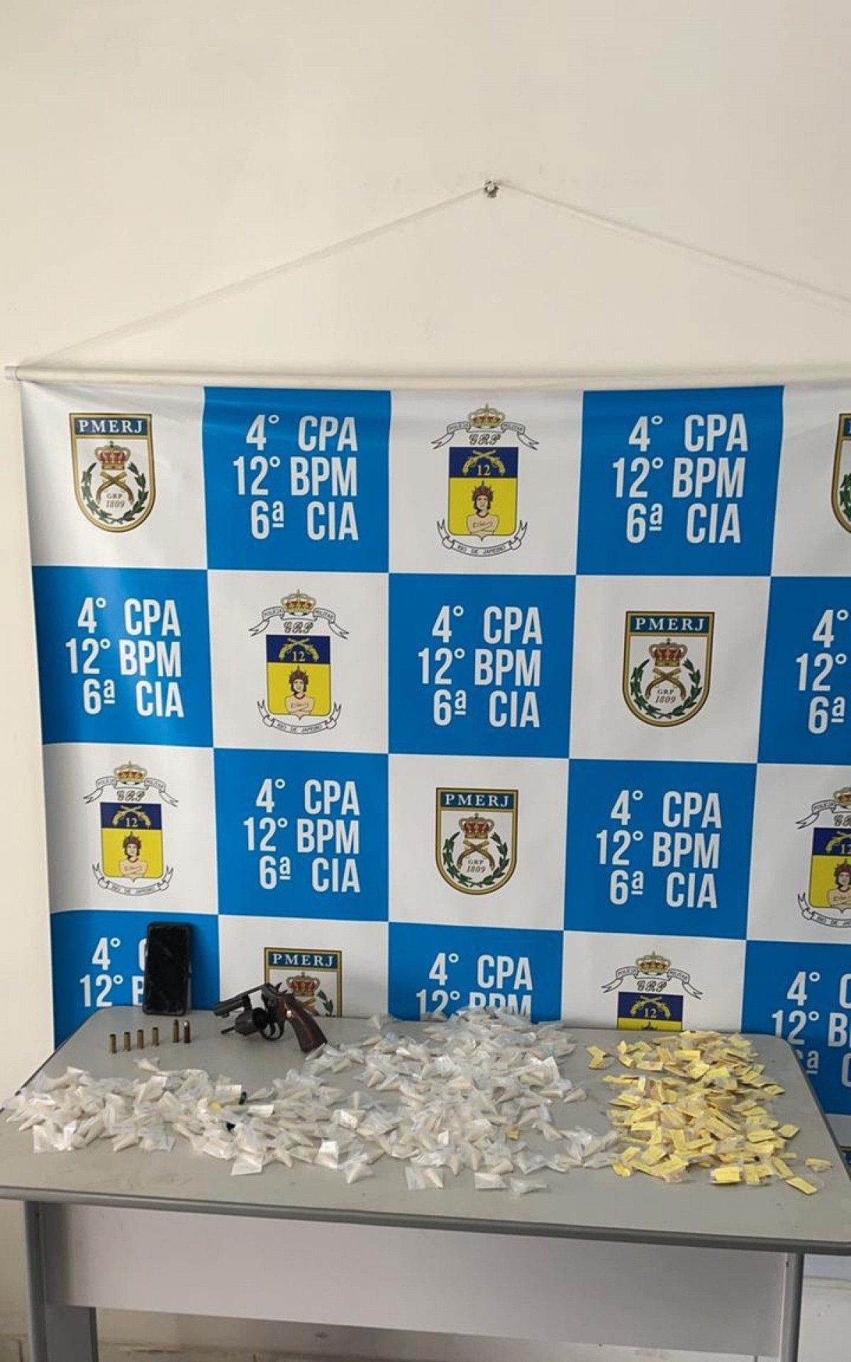 Drogas e arma apreendidas com o menor de idade