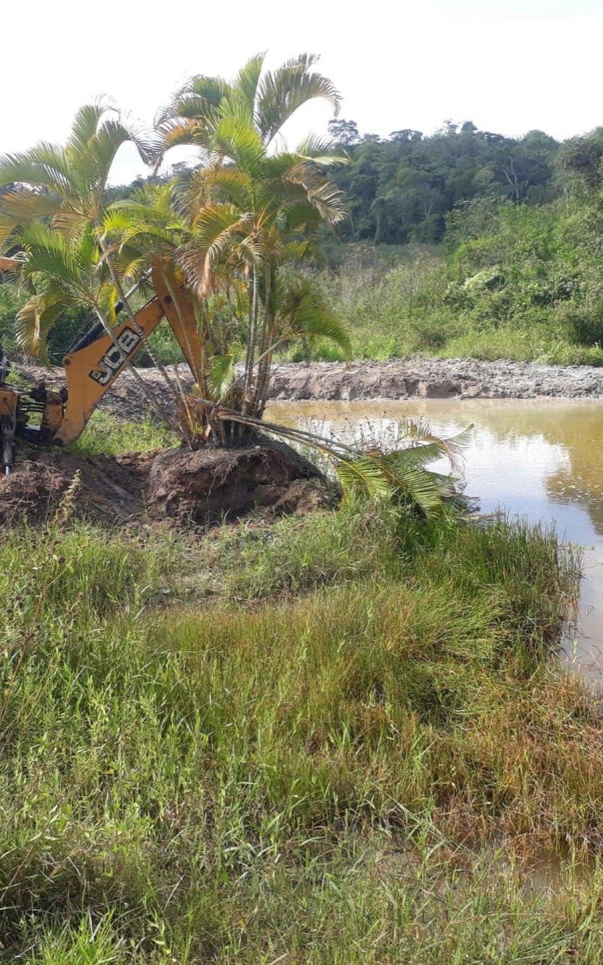 Equipes realizam a limpeza dos bebedouros 