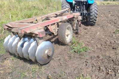 Pequenos produtores de Saquarema recebem apoio da Prefeitura com serviços de maquinário