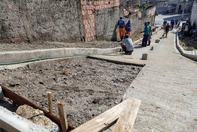 Via que liga principais ruas do Boa Vista recebe concreto e escada