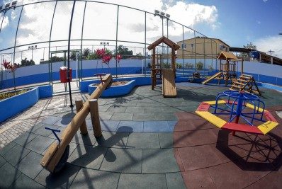 Praça da Praia das Pedrinhas ganha brinquedos, quadra e bicicletário