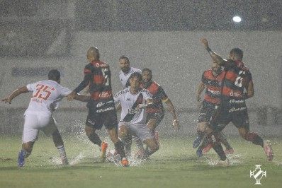 Vasco supera temporal, bate o Vitória por 1 a 0 e se reaproxima do G-4 da Série B