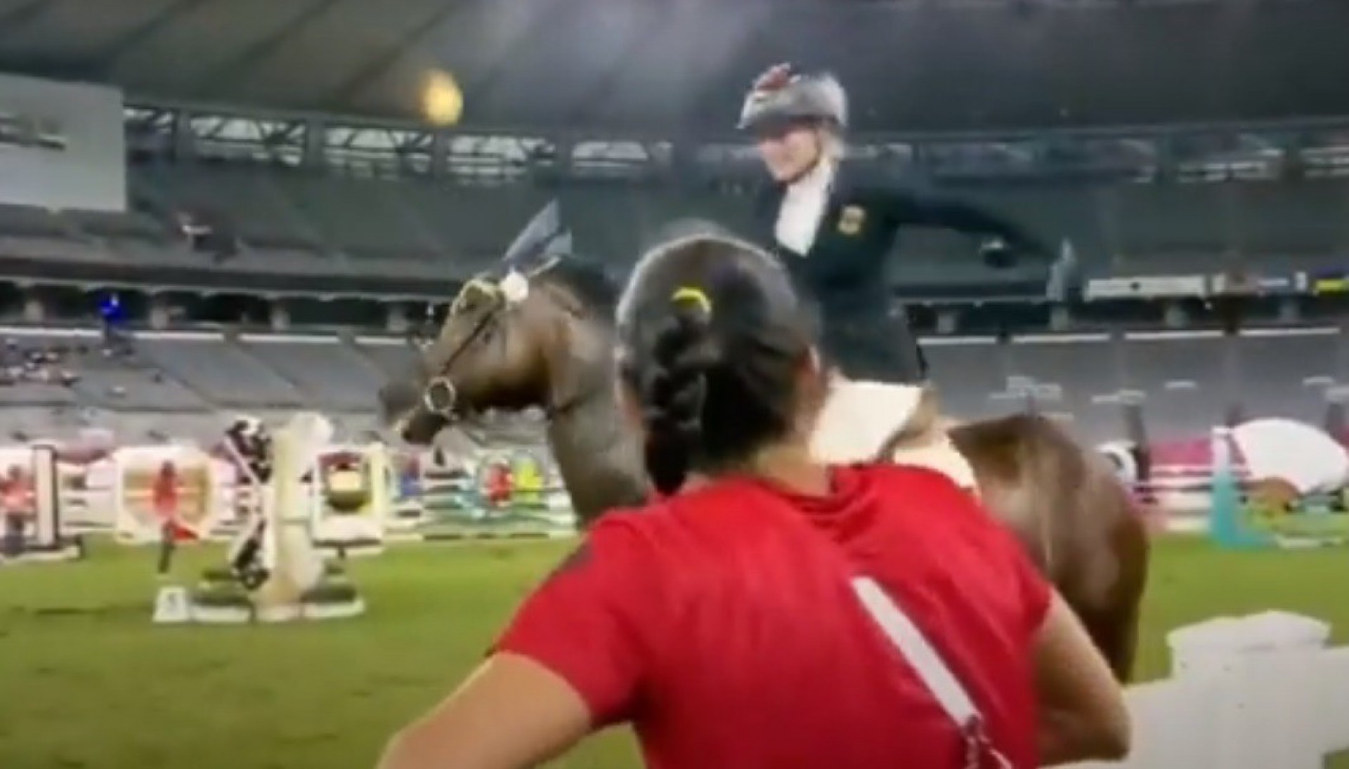 Cavalo pulando o obstáculo durante uma competição