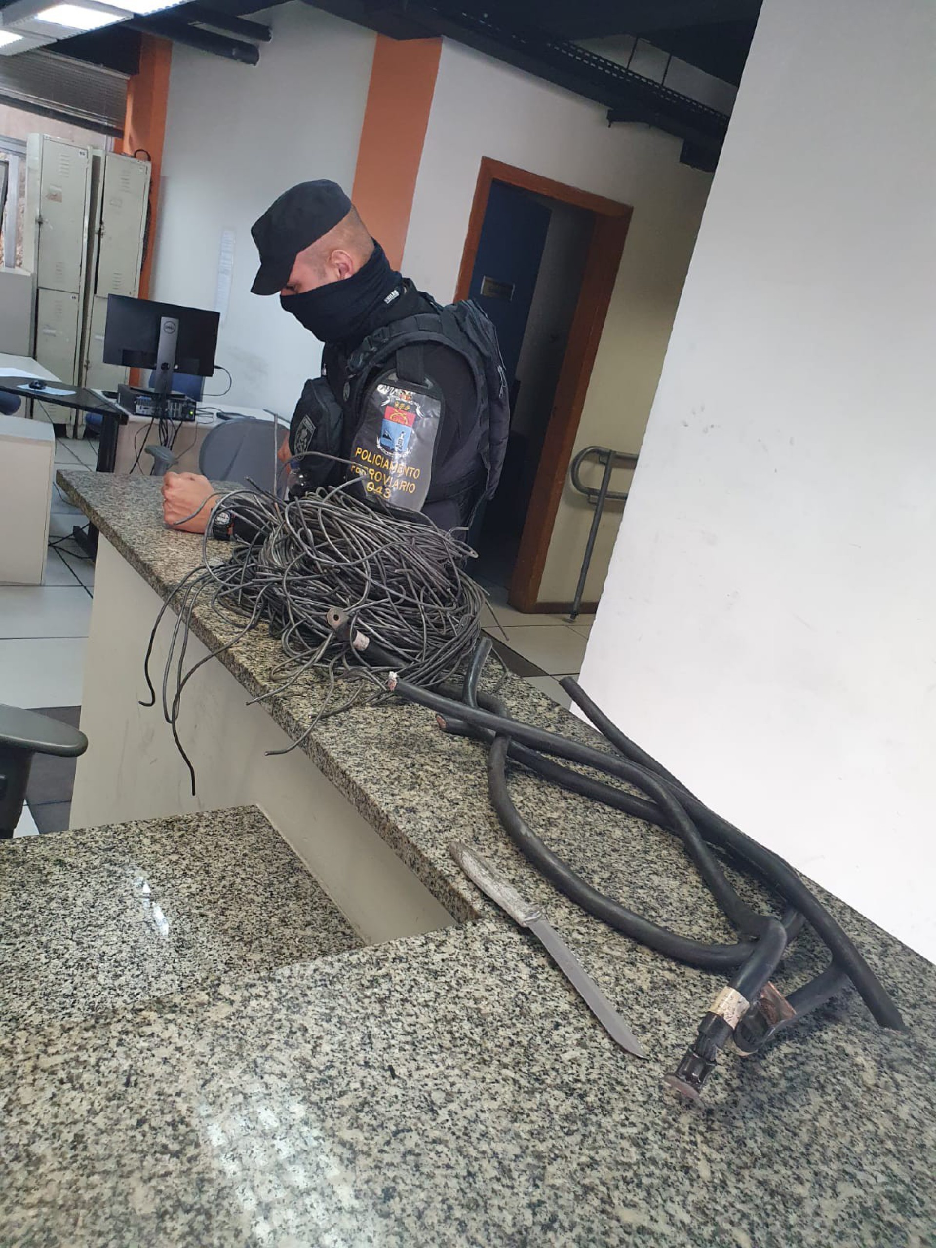 Homem &eacute; preso ap&oacute;s furtar cabos de energia na Zona Norte