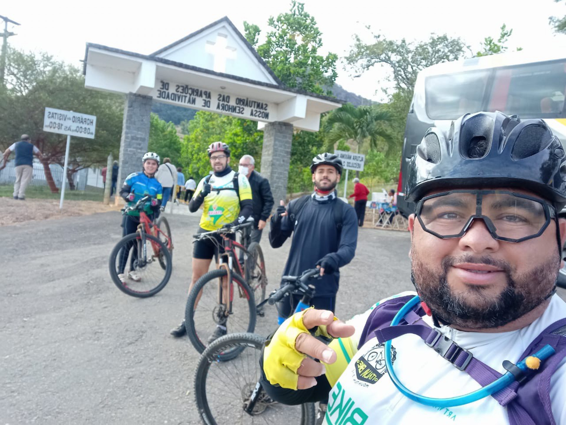 Ciclistas Israel Pimenta e Aroldo Lima, do Italva Bike; Stefania Assis, do Poeira do Pedal de Itaperuna e Emanuel de Souza, conhecido como o "Menino da 10 de Maio.  - Lili Bustilho