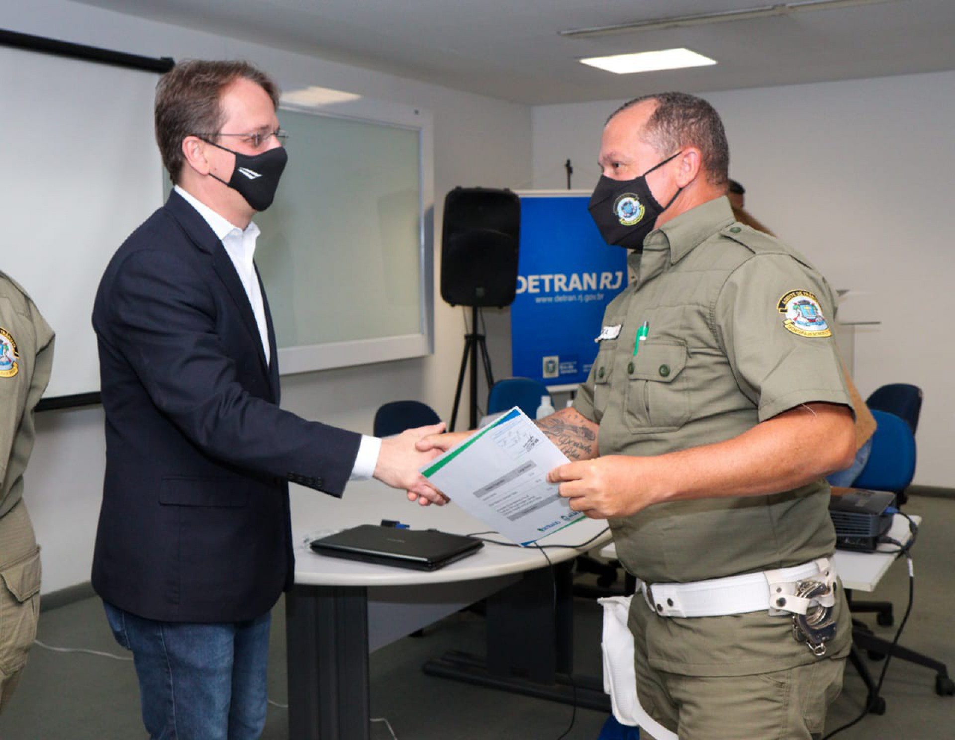 Agentes de tr&acirc;nsito do Norte Fluminense recebem certificados do Detran-RJ