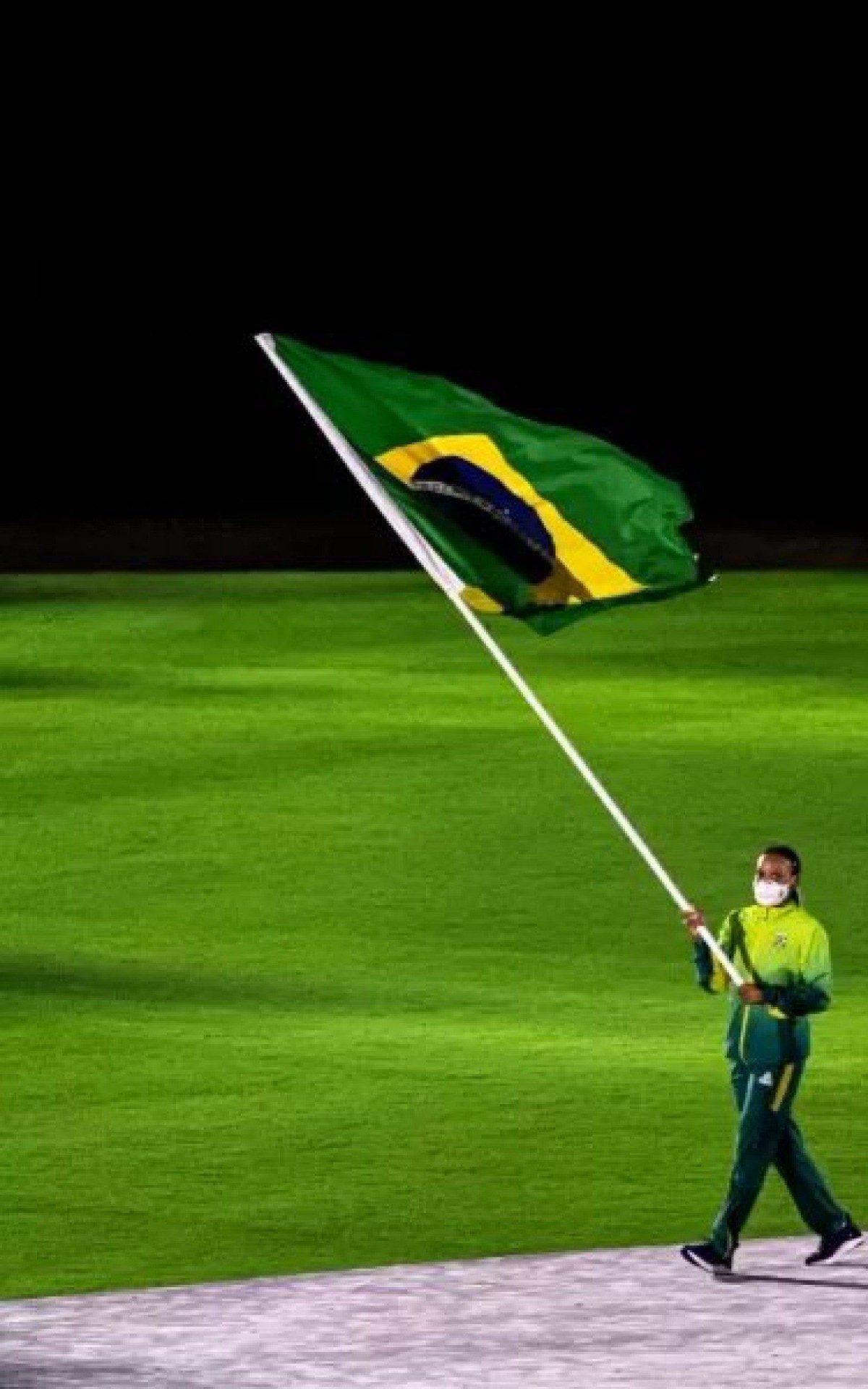 Rebeca Andrade foi a porta-bandeira do Brasil na cerimônia de encerramento dos Jogos Olímpicos de Tóquio - Foto: Gaspar Nóbrega/COB