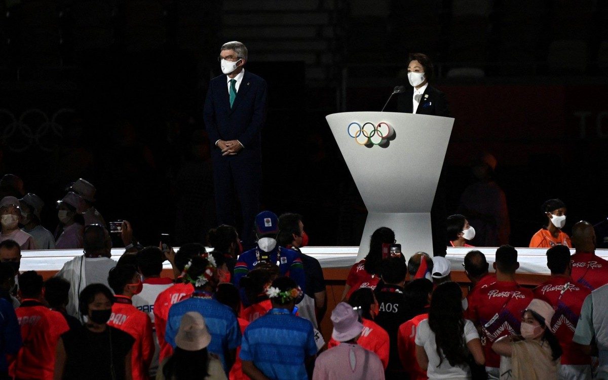 President of The Tokyo Organising Committee of the Olympic and Paralympic Games, Seiko Hashimoto (R) delivers a speech next to President of the International Olympic Committee (IOC) Thomas Bach (C) during the closing ceremony of the Tokyo 2020 Olympic Games, on August 8, 2021 at the Olympic Stadium in Tokyo. (Photo by Jewel SAMAD / AFP)